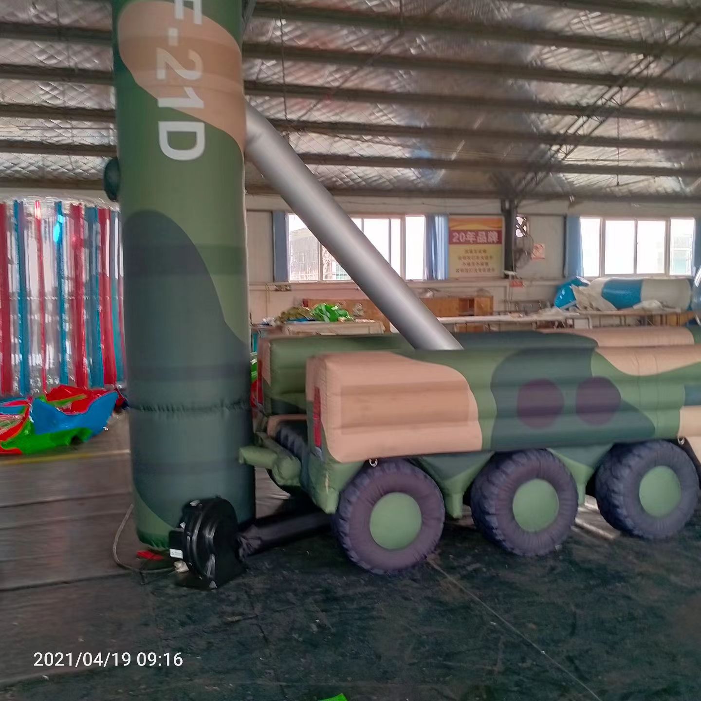 吴兴军事演习中的充气目标车辆：模拟发射车雷达车坦克飞机